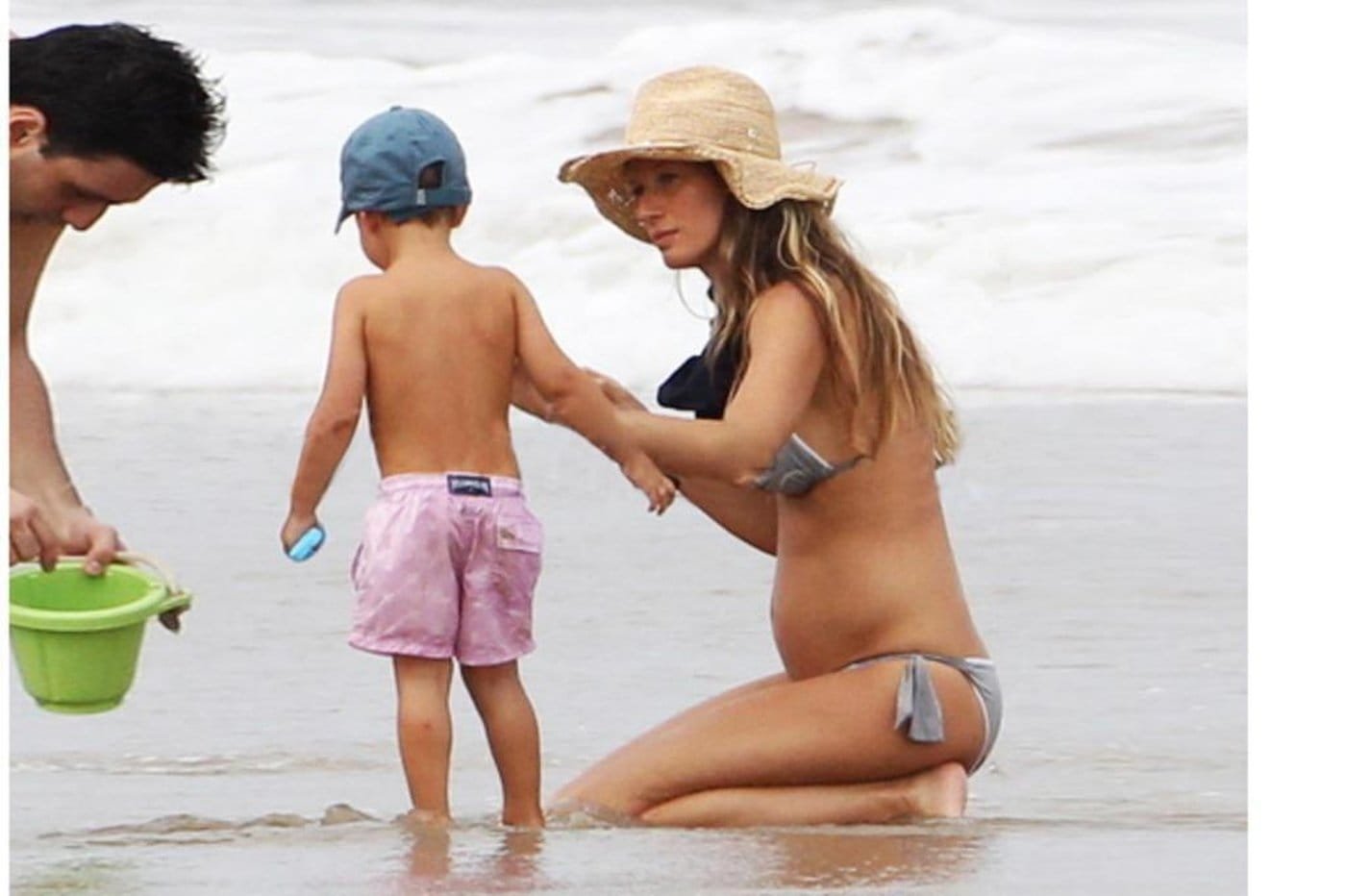 Agora é oficial: Revista divulga fotos de Gisele Bündchen grávida na praia. Agora é oficial: Revista divulga fotos de Gisele Bündchen grávida na praia.
