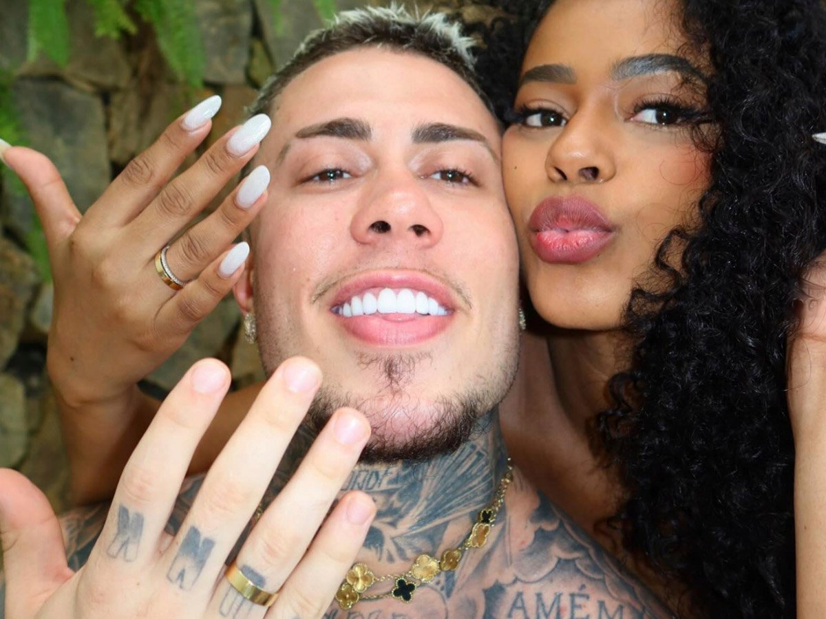 MC Daniel surpreende Lorena Maria com pedido de casamento inesquecível: helicóptero e 365 rosas! MC Daniel surpreende Lorena Maria com pedido de casamento inesquecível: helicóptero e 365 rosas!